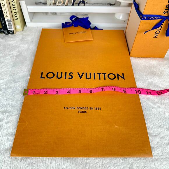 Louis Vuitton Box, tissue paper, Shopping Bag, gift note card tag and ribbon set - Picture 12 of 12